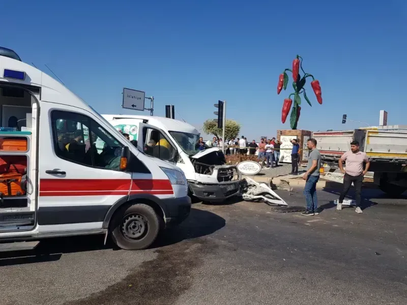 Gaziantep'te Tır ile minibüs çarpıştı 1 yaralı