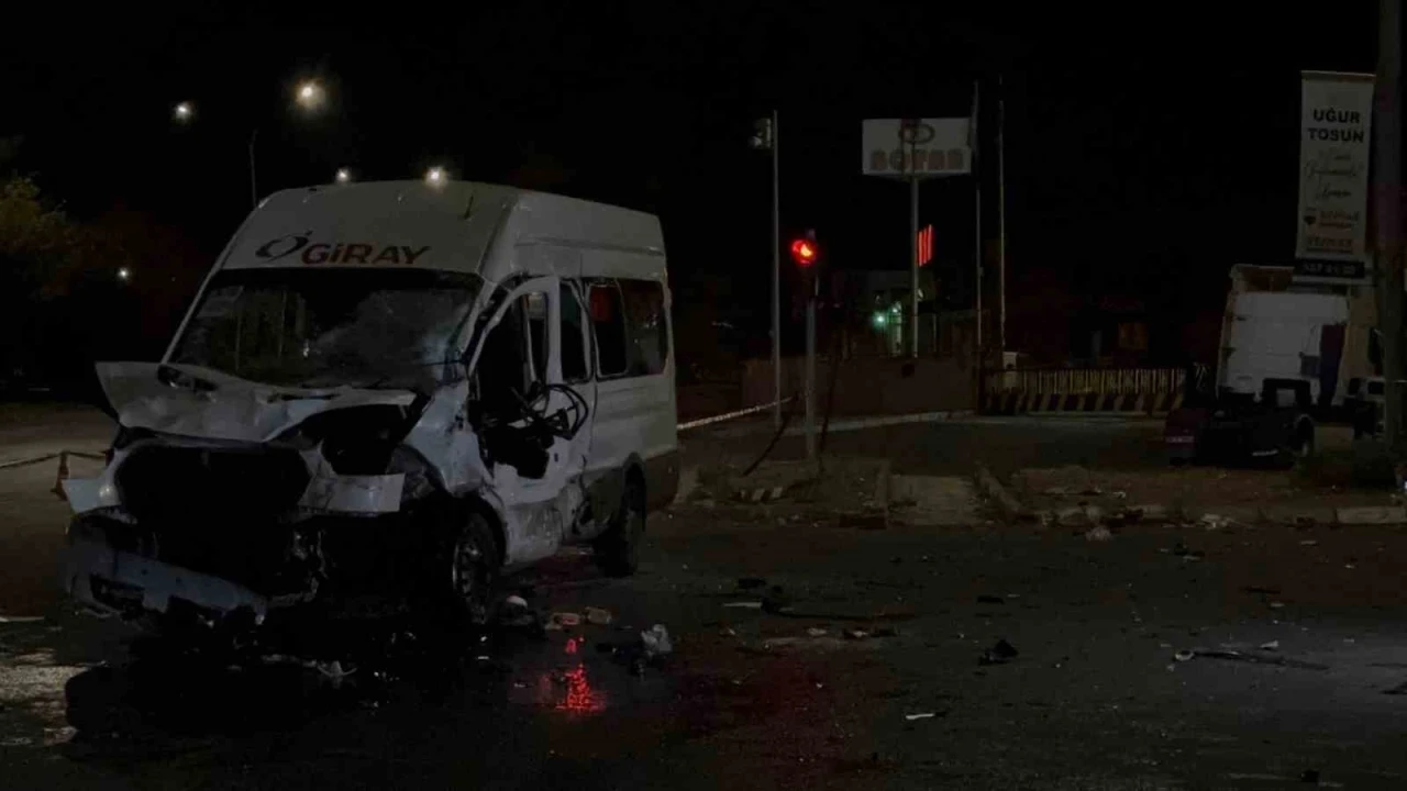 Gaziantep’te tır işçi servisine çarptı: 3’ü ağır 13 yaralı
