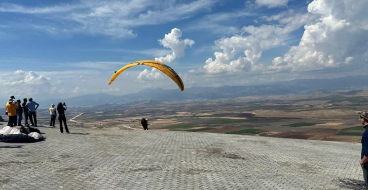 Gaziantep'te Yamaç paraşütçüsü tellere takıld: Sporcu Ucuz kurtuldu. 