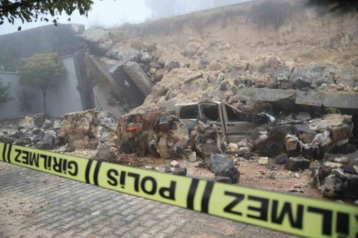 Gaziantep’te yoğun yağış sonrası istinat duvarı araçların üzerine çöktü