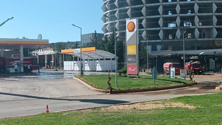 Gaziantep’teki otel yangının petrol istasyonuna sıçramaması için önlem alındı
