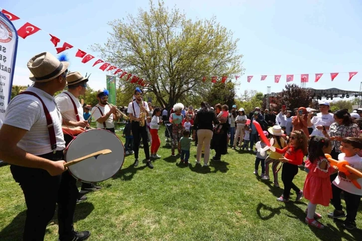 Gaziantepli çocuklar 23 Nisan’ı Masal Park’ta kutladı
