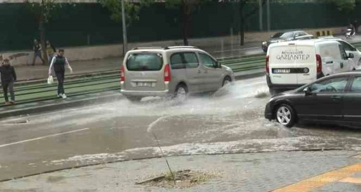 Gaziantep’te aniden bastıran sağanak hayatı olumsuz etkiledi