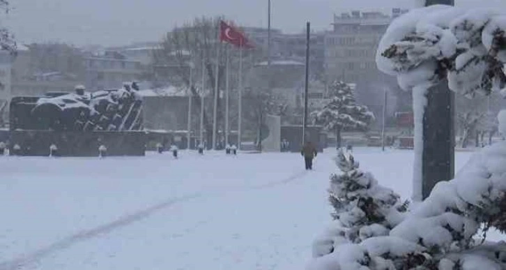 Gaziantep’te kar yağışı etkili oluyor