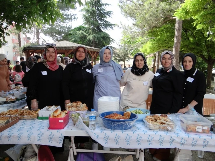 Gazimihal Ortaokulu’nda yılsonu hayır panayırı yapıldı
