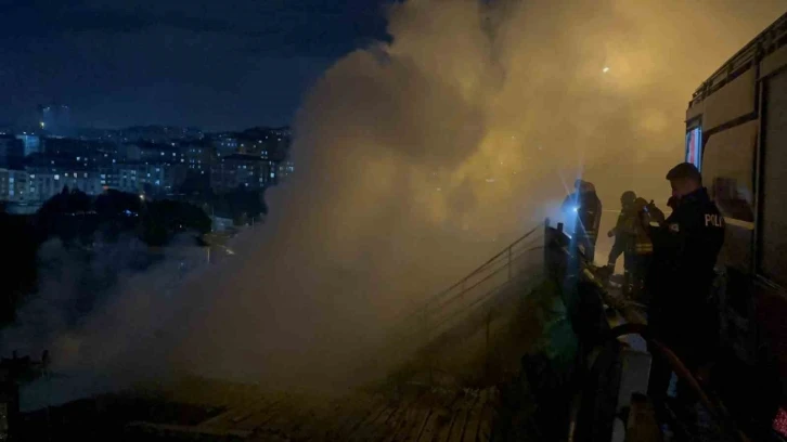 Gaziosmanpaşa’da 2 katlı binada korkutan yangın
