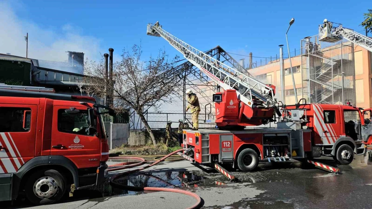 Gaziosmanpaşa’da korkutan yangın: Dumanlar kilometrelerce uzaktan görüldü
