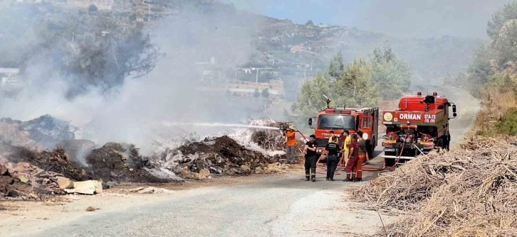 Gazipaşa’da dere kenarına bırakılan çöpler alev aldı
