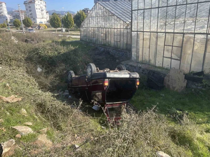 Gazipaşa’da kontrolden çıkan otomobil şarampole uçtu: 2 yaralı
