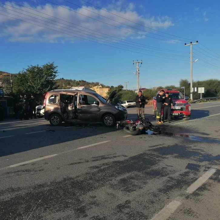 Gazipaşa’da motosikletle hafif ticari araç çarpıştı: 1’i ağır, 2 yaralı
