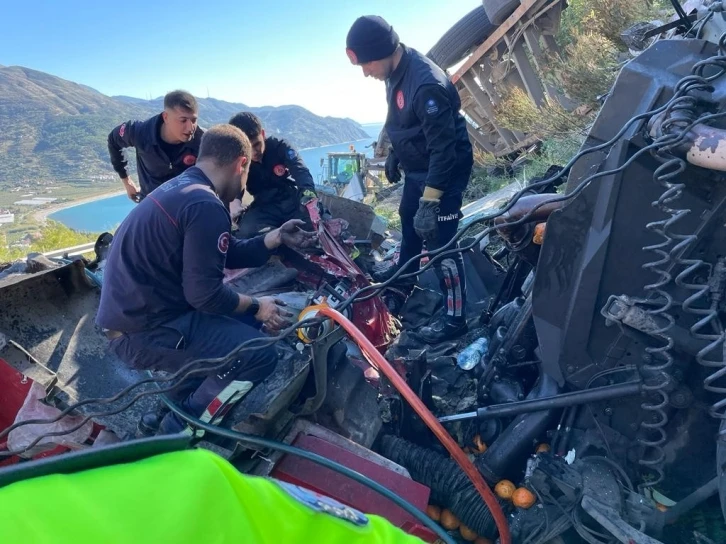 Gazipaşa’da virajı alamayan meyve yüklü tır alt yola uçtu: 1 ölü
