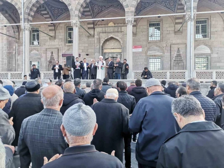 Gazze’de hayatını kaybedenler için gıyabi cenaze namazı kılındı
