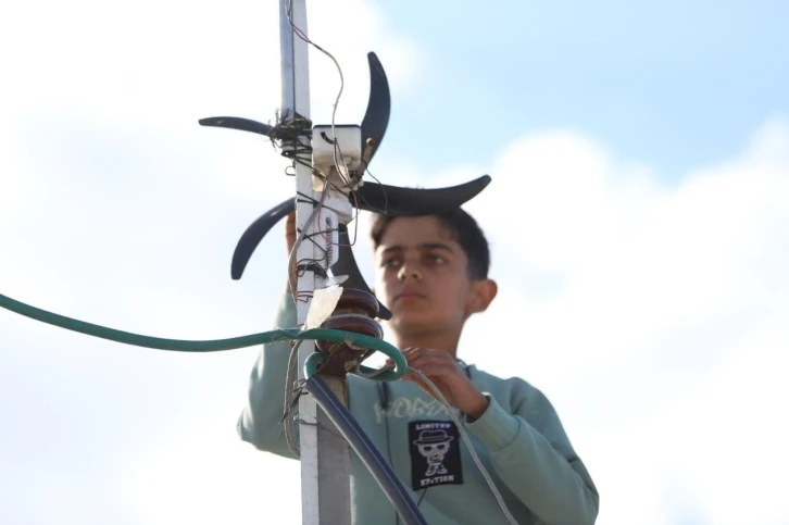 Gazzeli çocuk yaşadıkları çadırı aydınlatmak için elektrik üretiyor
