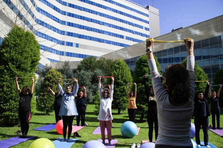 Gebe kadınlar hastane bahçesinde pilates yaptı
