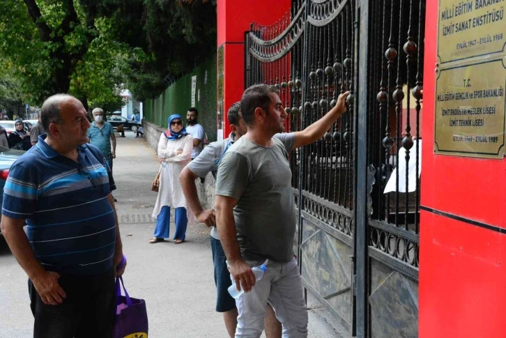 Geç kaldığı KPSS’ye giremedi, elindeki kağıdı gösterip "Burada öyle bir şey yazmıyor" dedi
