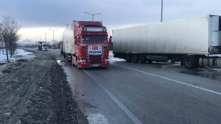 Geçiş güzergahı Konya’da yardım tırı yoğunluğu
