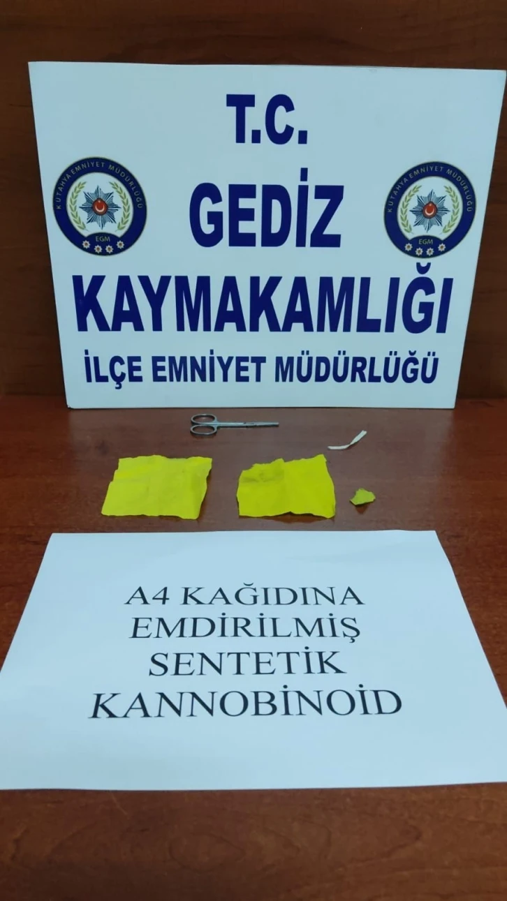 Gediz’de A4 kağıdına emdirilmiş uyuşturucu ele geçirildi
