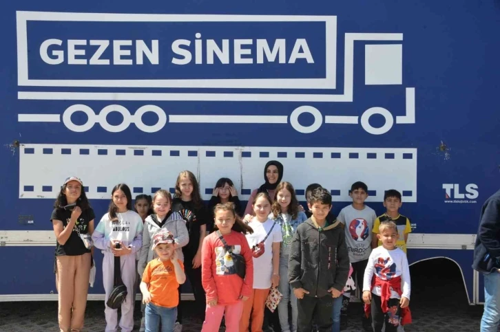 Gediz’de çocuklar, gezen sinema ile tanıştılar
