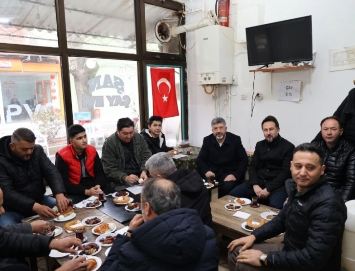 Gediz’de esnaflarla çay simit sohbetleri devam ediyor
