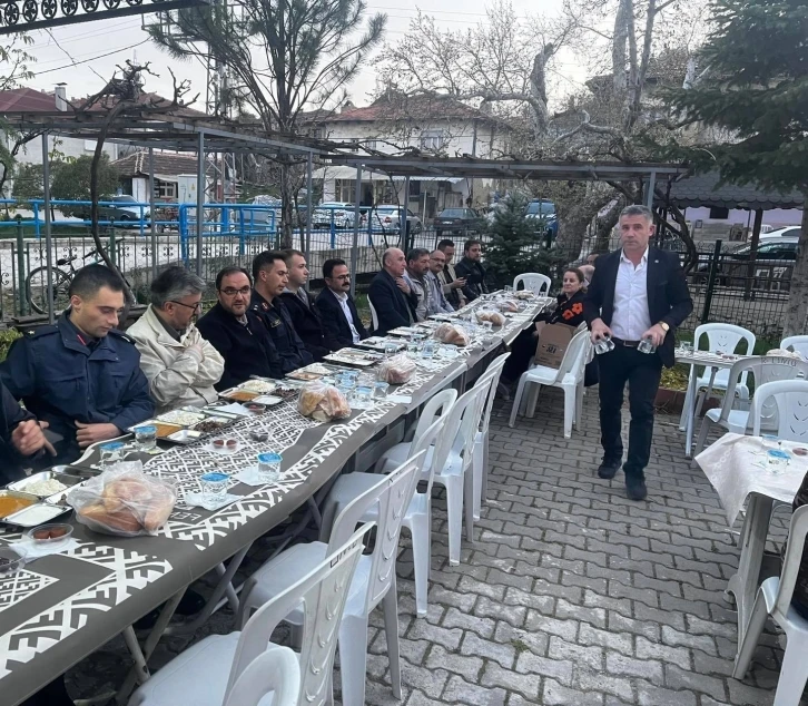 Gediz’de Kaymakam Hakan Alkan köyde iftara katıldı
