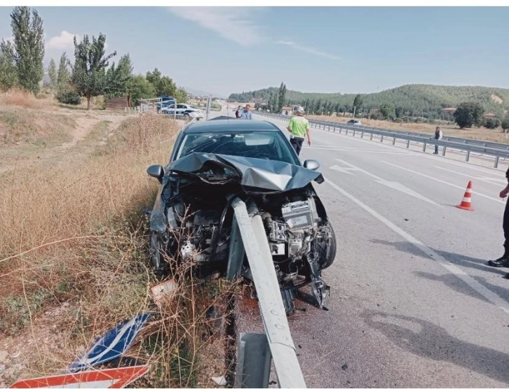 Gediz’de otomobil bariyerlere saplandı: 2 yaralı
