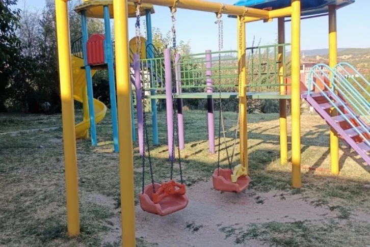 Gediz’de park ve yeşil alanların bakım onarımı yapılıyor
