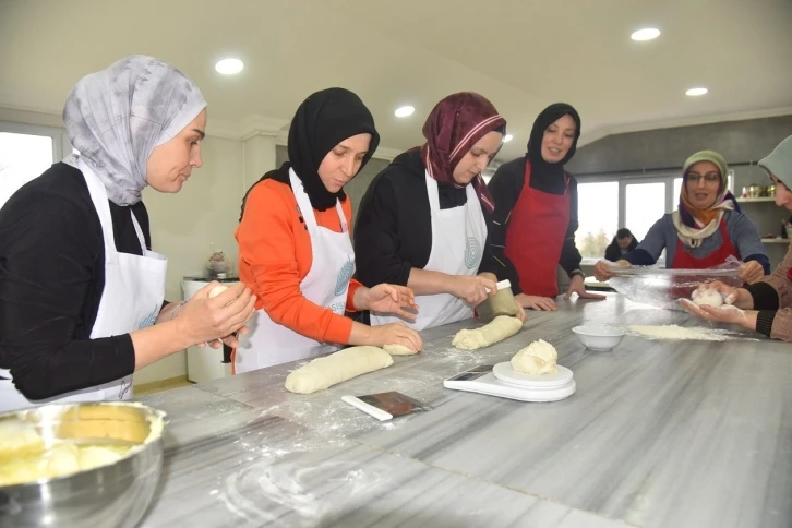 Geleceğin şefleri, Boşnak böreği yapımında hünerlerini sergiledi
