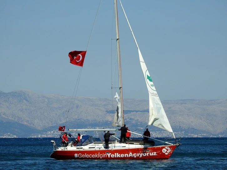 Gelecek için Hopa’dan yelken açan tekne Çeşme’de karşılandı
