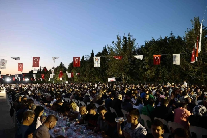 Geleneksel iftar sofrası kurulmaya devam ediyor
