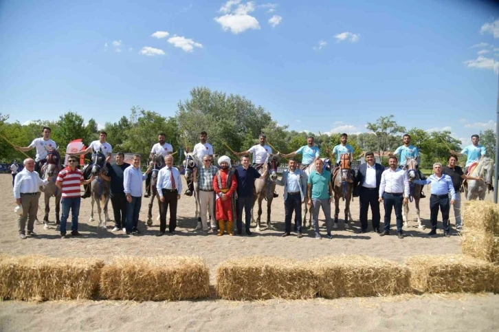 Geleneksel kıyafetli atlı okçular Kahramankazan’da buluştu
