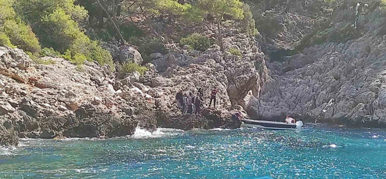 Gemiler koyunda 6 düzensiz göçmen yakalandı
