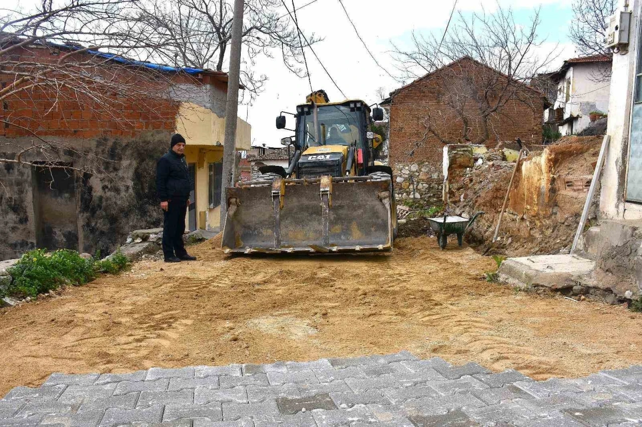 Gemlik’in yolları ve meydanları yenileniyor
