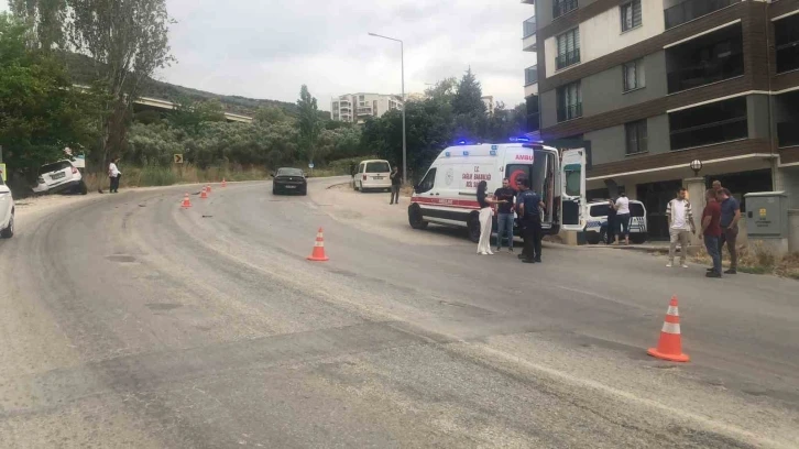 Gemlik’te mazot dökülen yolda 3 araç kazaya karıştı
