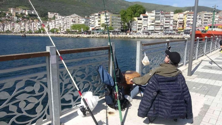 Gemlik’te müsilaj sona erdi, denizi oltacılar doldurdu
