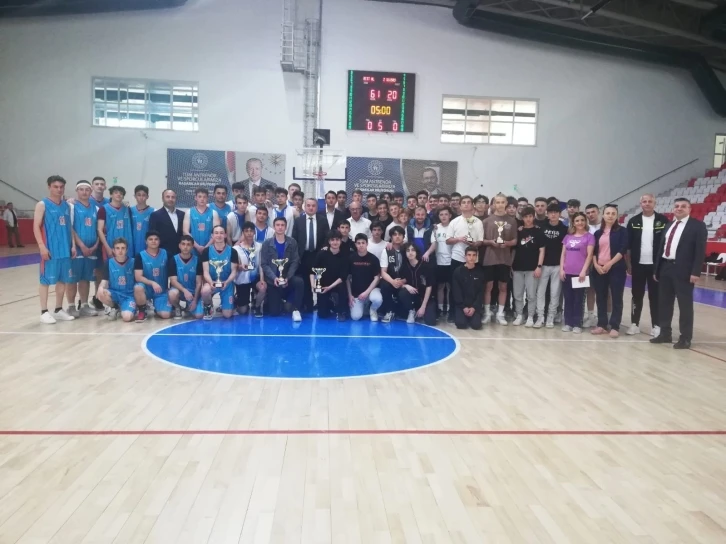 Genç Erkekler Futsal ve Basketbol şampiyonaları kupalarını aldı
