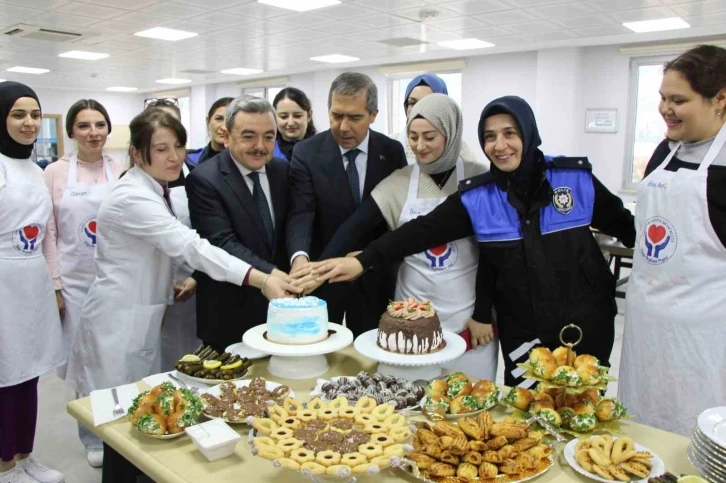 Genç kızlara polislerin desteğiyle pastacılık eğitimi
