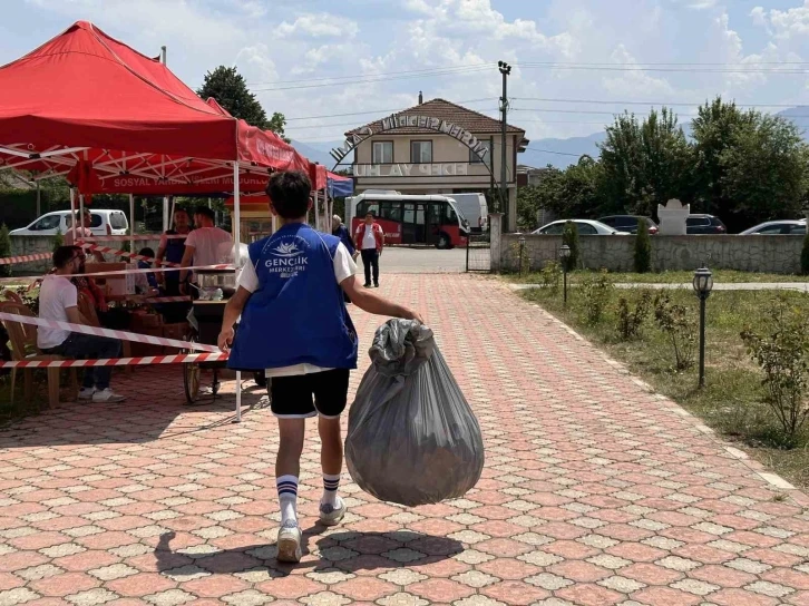 Gençler cami bahçesini pırıl pırıl yaptı
