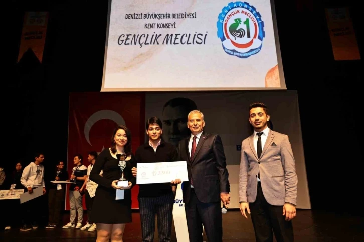 Gençler fikirleriyle yarıştı
