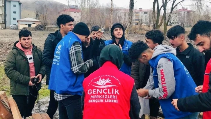 Gençler sokak hayvanları için doğaya mama ve yem bıraktı
