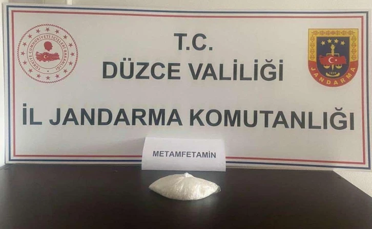 Gençleri zehirleyecekti, otobüste yakalandı
