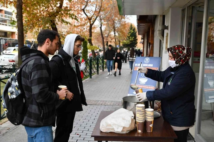 Gençlerin içi çorba ikramı ile ısınıyor
