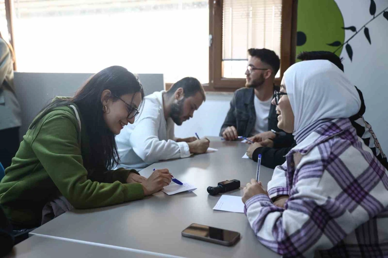 Gençlik Merkezi’nde pratik İngilizce konuşma etkinliği düzenledi
