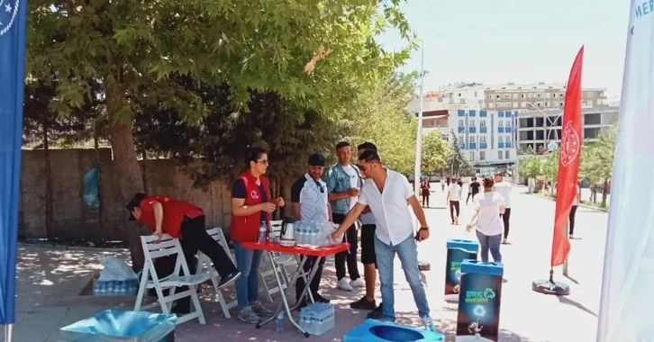 Gençlik Spor AYT sınavlarına giren öğrencilere çay ve su ikramında bulundu