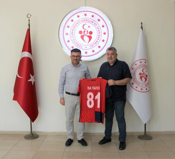 Gençlik ve Spor Müdürüne Düzcespor forması
