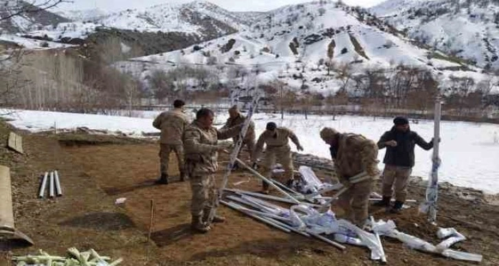 Genç'te evleri hasar gören vatandaşlar için çadır kuruldu