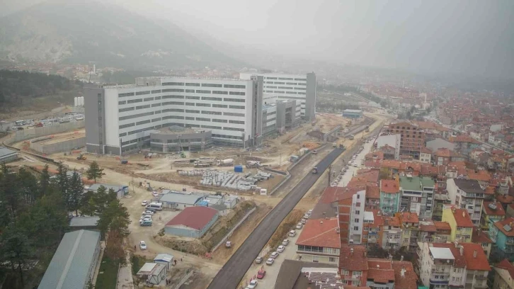 Genişliğini 30 metreye çıkardığı Eken Paşa Caddesi’nde asfalt mesaisi başladı
