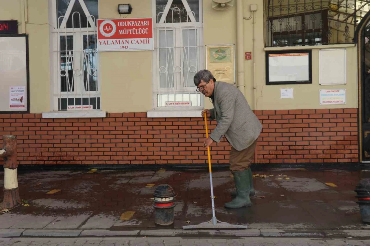 Gerçek zenginliği camide buldu
