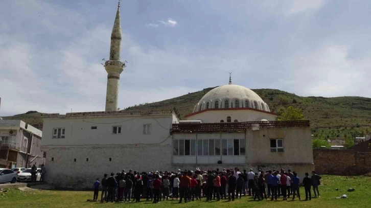 Gercüş’te cemaat cuma namazı sonrası yağmur duasına çıktı
