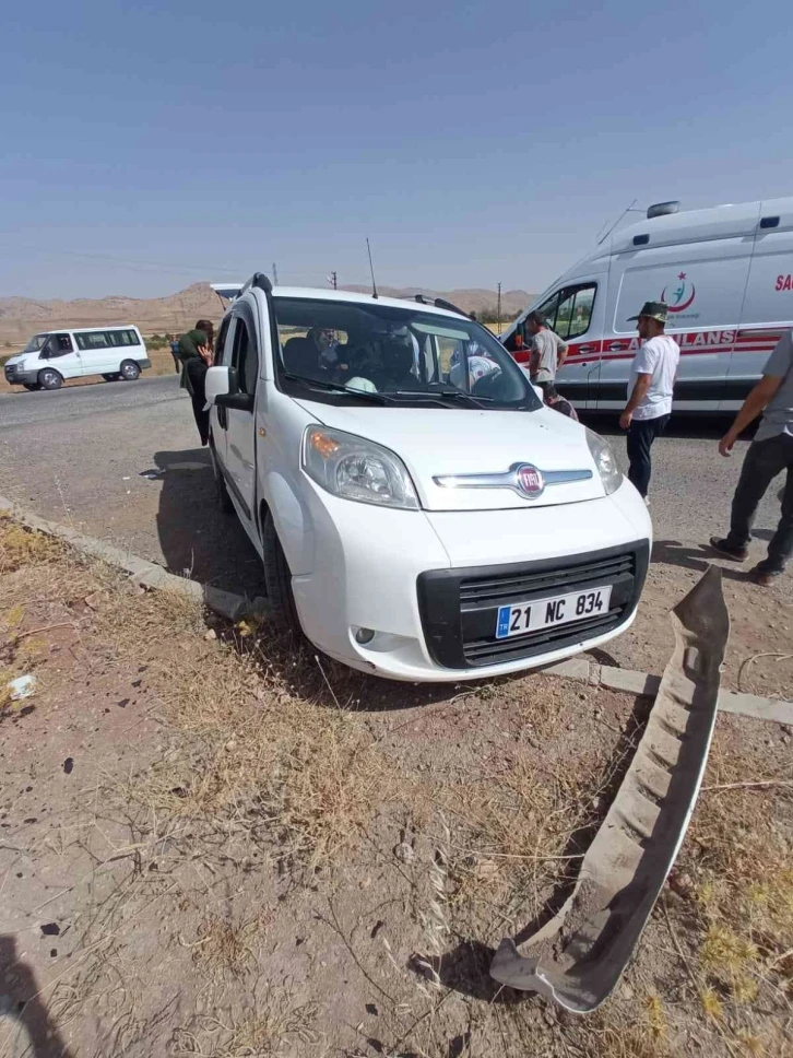 Gercüş’te hafif ticari araç refüje çarptı: 5 yaralı
