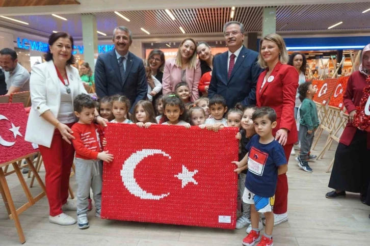 Geri dönüşüm malzemelerinden 100. yıla özel hazırlanan "Türk Bayrağı" sergisi açıldı
